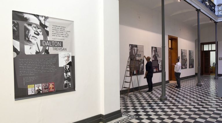Exposição em Curitiba reúne obras de escritores como Paulo Leminski, Dalton Trevisan e Helena Kolody