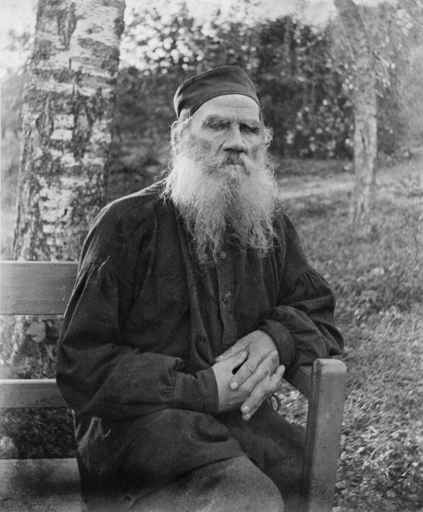 Leo Tolstoy 1897 black and white 37767u 845x1024 - Anna Karenina e Emma Bovary: traições, suicídios e outras virtudes