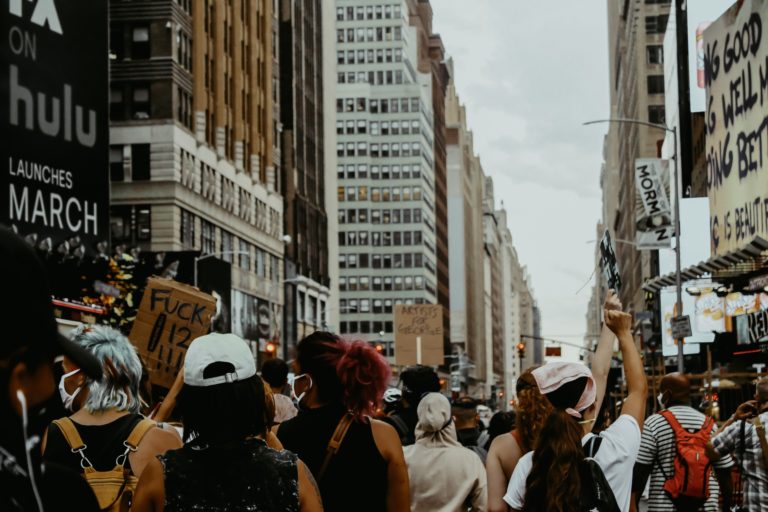 O papel da literatura na luta pela igualdade e justiça social