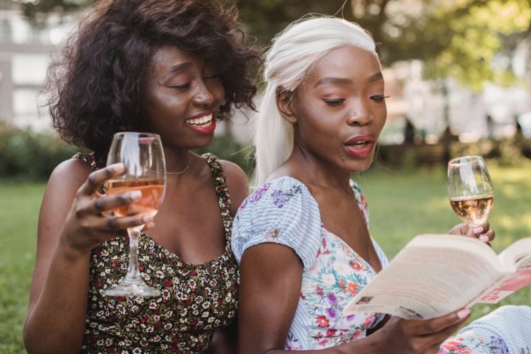 Clube de leitura com vinho: 6 dicas para montar o teu