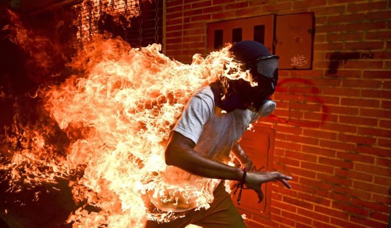 A criatura flamejante