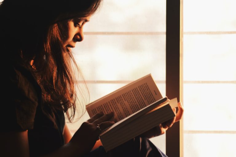 Como a leitura pode ajudar no desenvolvimento pessoal e profissional