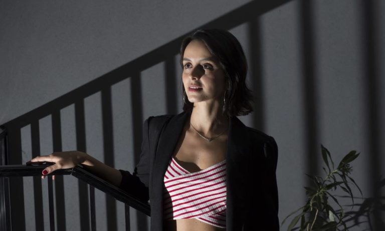 Aline Bei, autora do livro 'O peso do pássaro morto' Foto: Edilson Dantas / O Globo