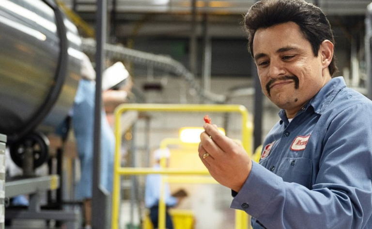 Crítica de Flamin’ Hot: Conheça o Homem que Inventou o Cheetos picante