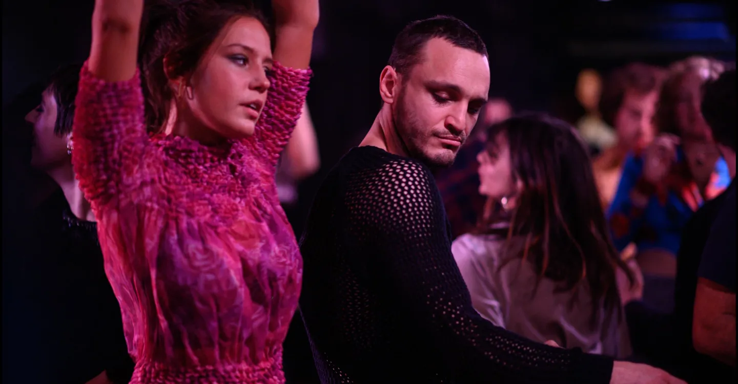 Passagens: Explorando Relacionamentos Humanos e Egoísmo