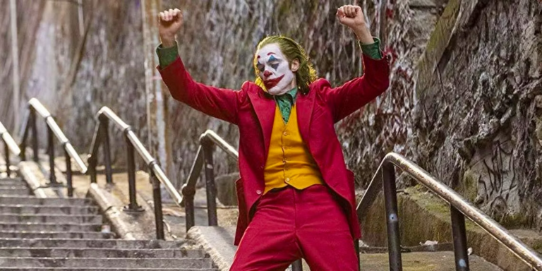 Joaquin Phoenix Dança na Chuva na Nova Imagem de ‘Coringa 2’