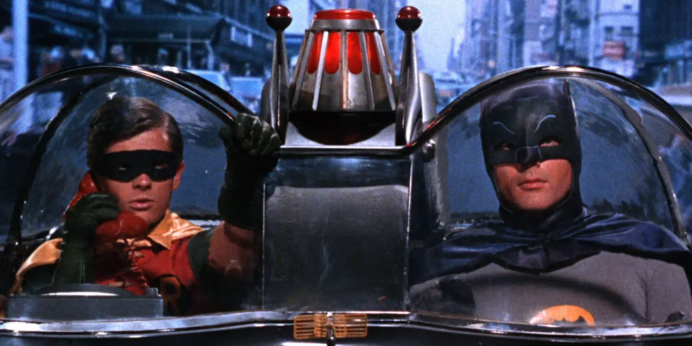 Batman e Robin (Adam West e Burt Ward) dirigindo o Batmóvel