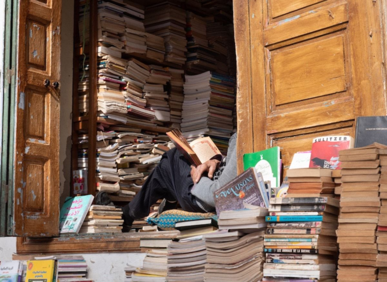 A Paixão de Mohamed Aziz pelos Livros: Uma Inspiração Literária em Rabat