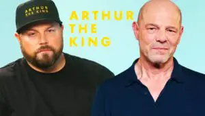 O diretor e autor de Arthur the King elogia as performances de Mark Wahlberg e Simu Liu