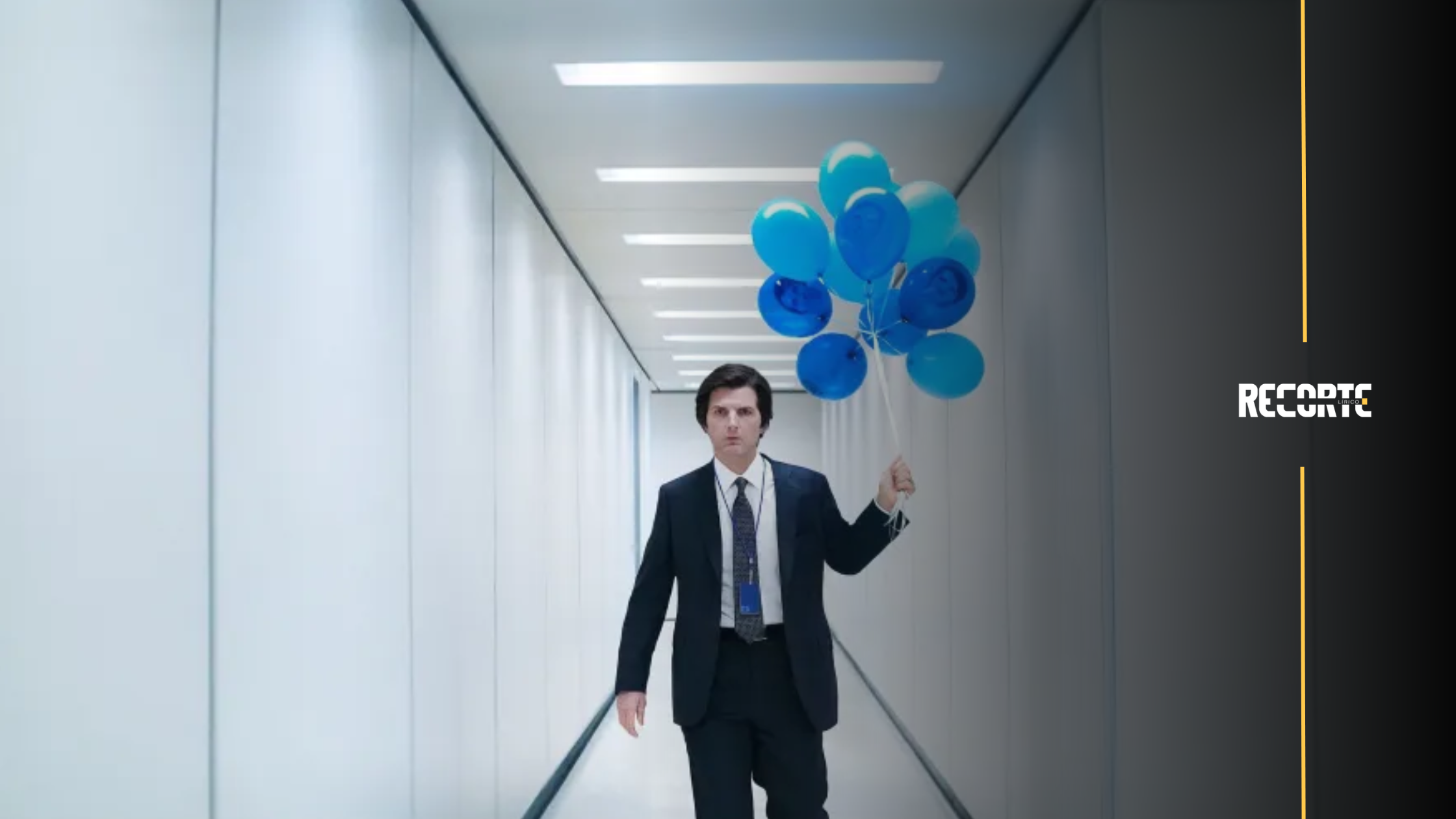 PERSONAGEM PRINCIPAL DE RUPTURA NUM CORREDOR COM BALOES AZUIS