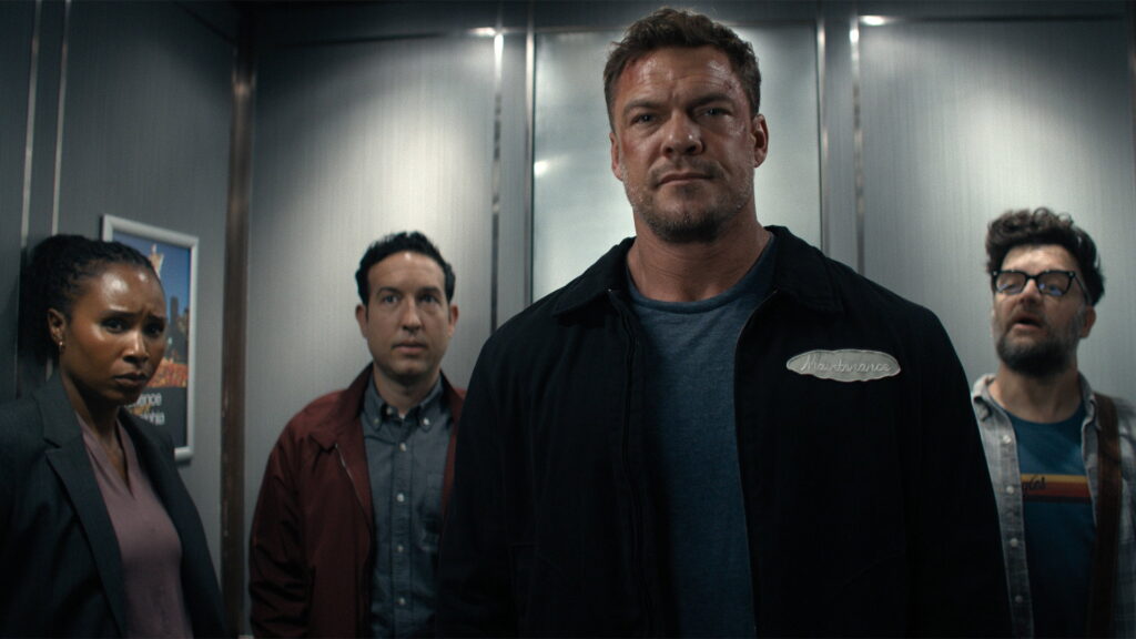 Reacher e a equipe num elevador no episodio 5 da 4a temporada
