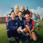 Elenco da 4ª temporada de Ted Lasso no gramado com o time feminino do AFC Richmond