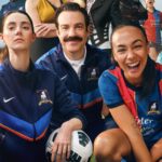 Ted Lasso e a comissão técnica do time feminino do AFC Richmond no episódio 4x03