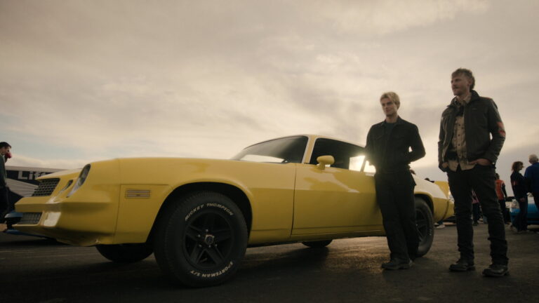Camaro amarelo na pista no episodio final da 3a temporada de Minha Vida com os Garotos Walter
