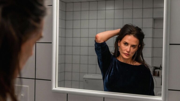 A Substância final explicado: Demi Moore como Elisabeth Sparkle diante do espelho