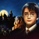 Ordem dos filmes de Harry Potter: Harry, Hermione e Rony diante de Hogwarts