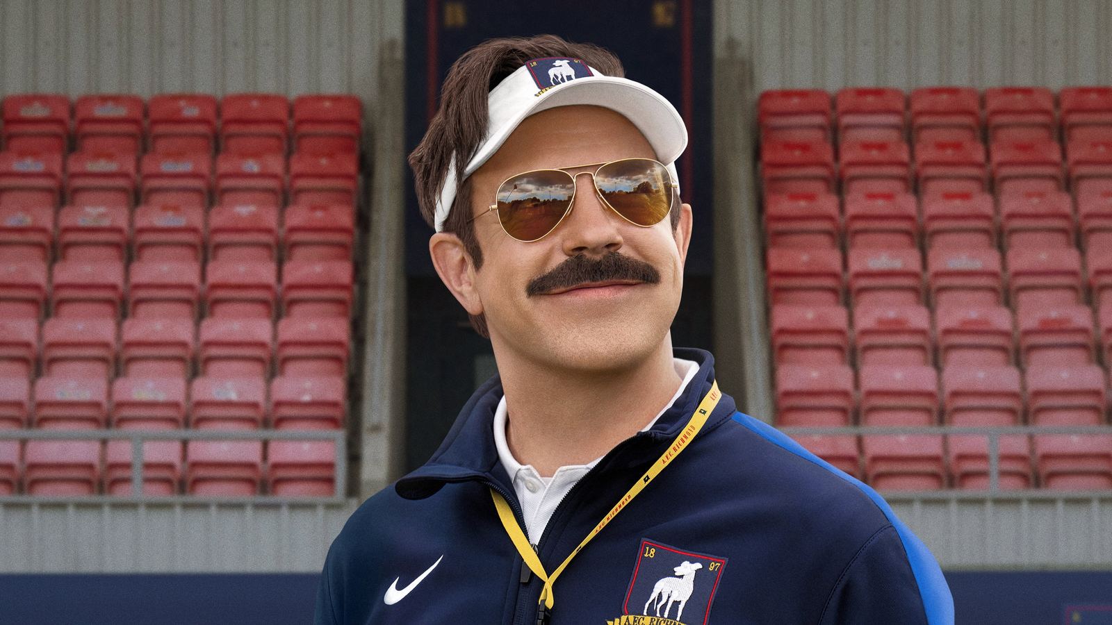 Ted Lasso 4x05: Ted diante da arquibancada vazia do Nelson Road