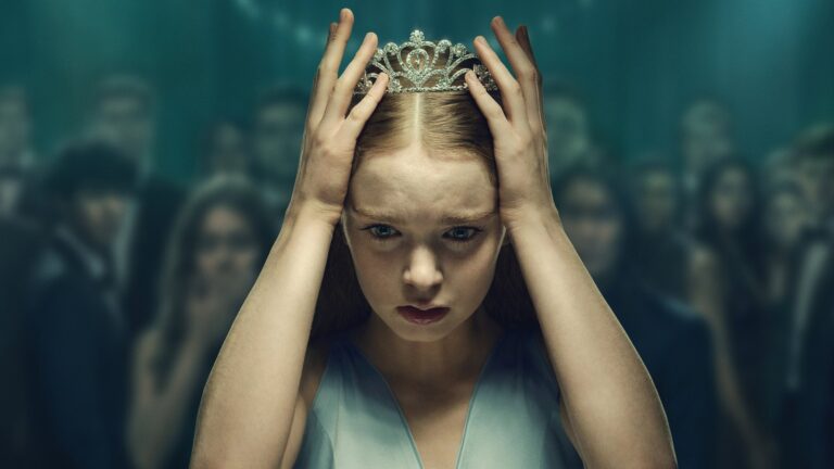 Carrie White de tiara em cena da série Carrie, a Estranha