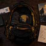 Mochila com itens para levar a um festival de cultura pop, capa do guia da CCXP 2026