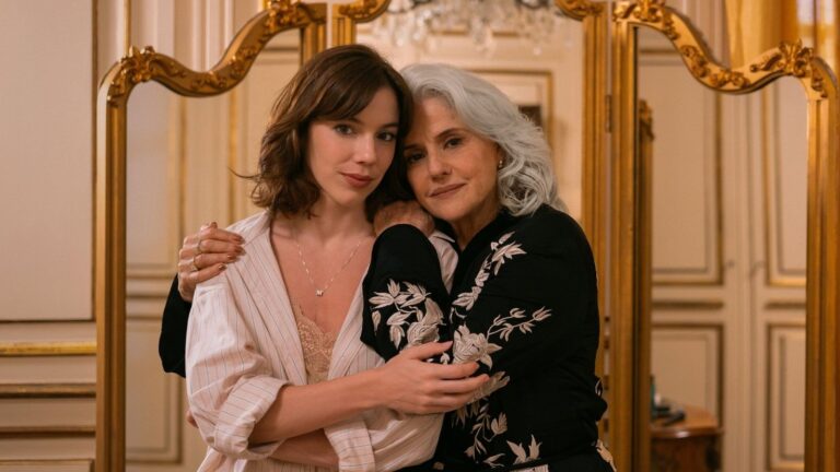 Duas mulheres abraçadas em cena de Dom de Iludir