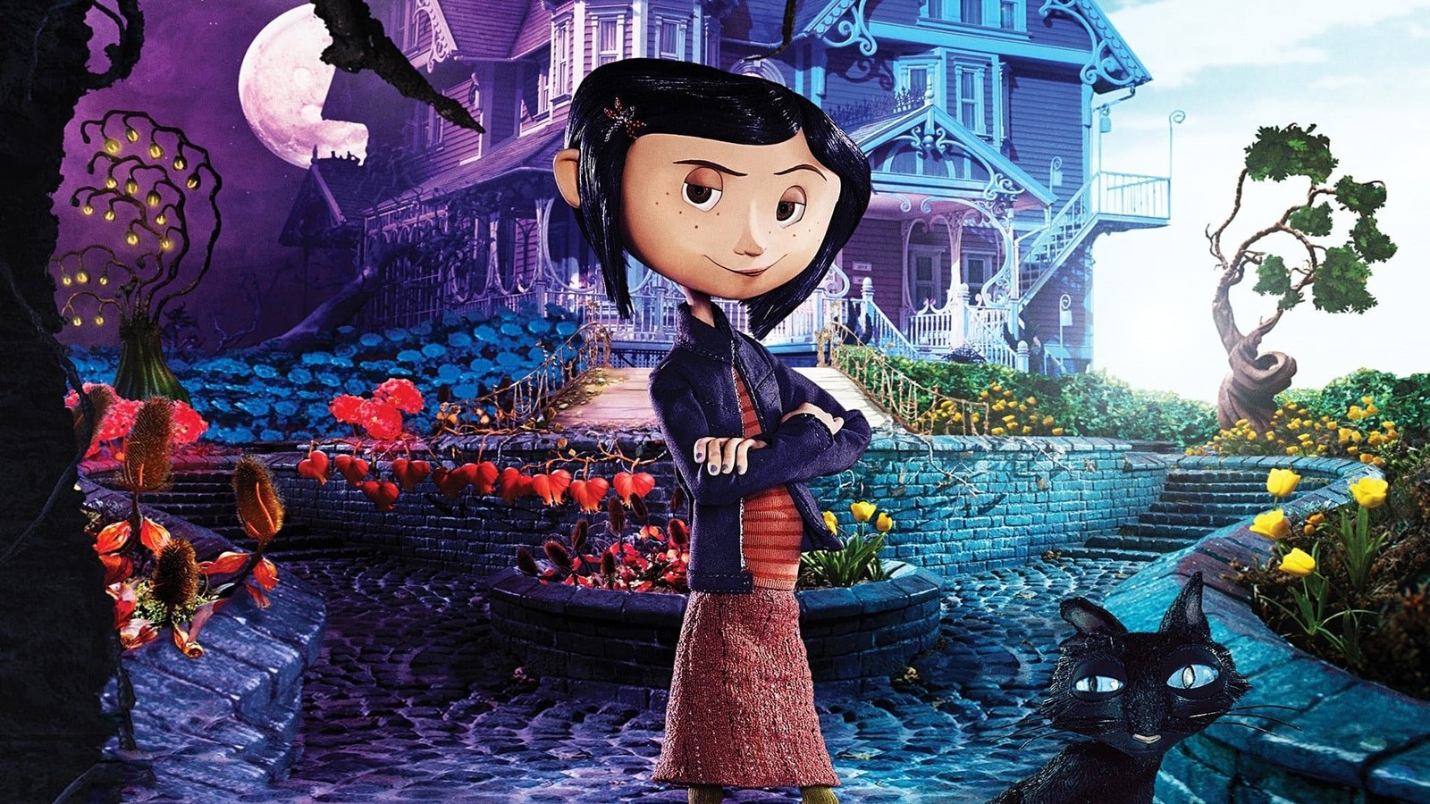 Coraline no jardim do Outro Mundo, com a casa e o gato preto ao fundo, em Coraline e o Mundo Secreto (2009)