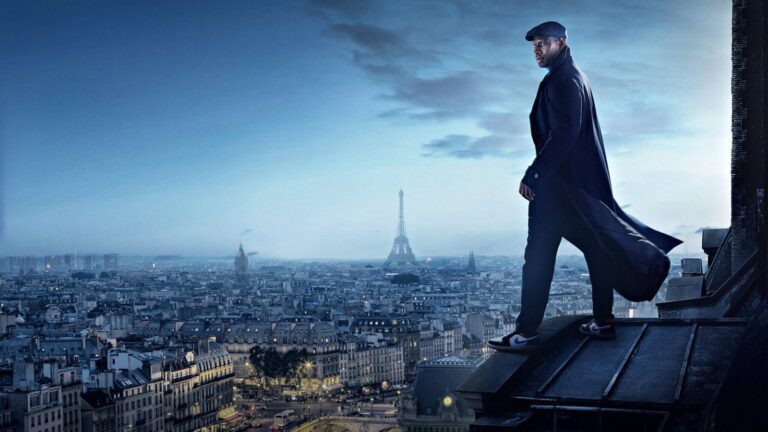 Omar Sy como Assane Diop sobre os telhados de Paris