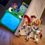 Cena de Toy Story 5 com o tablet Lilypad, Jessie, Buzz e Woody